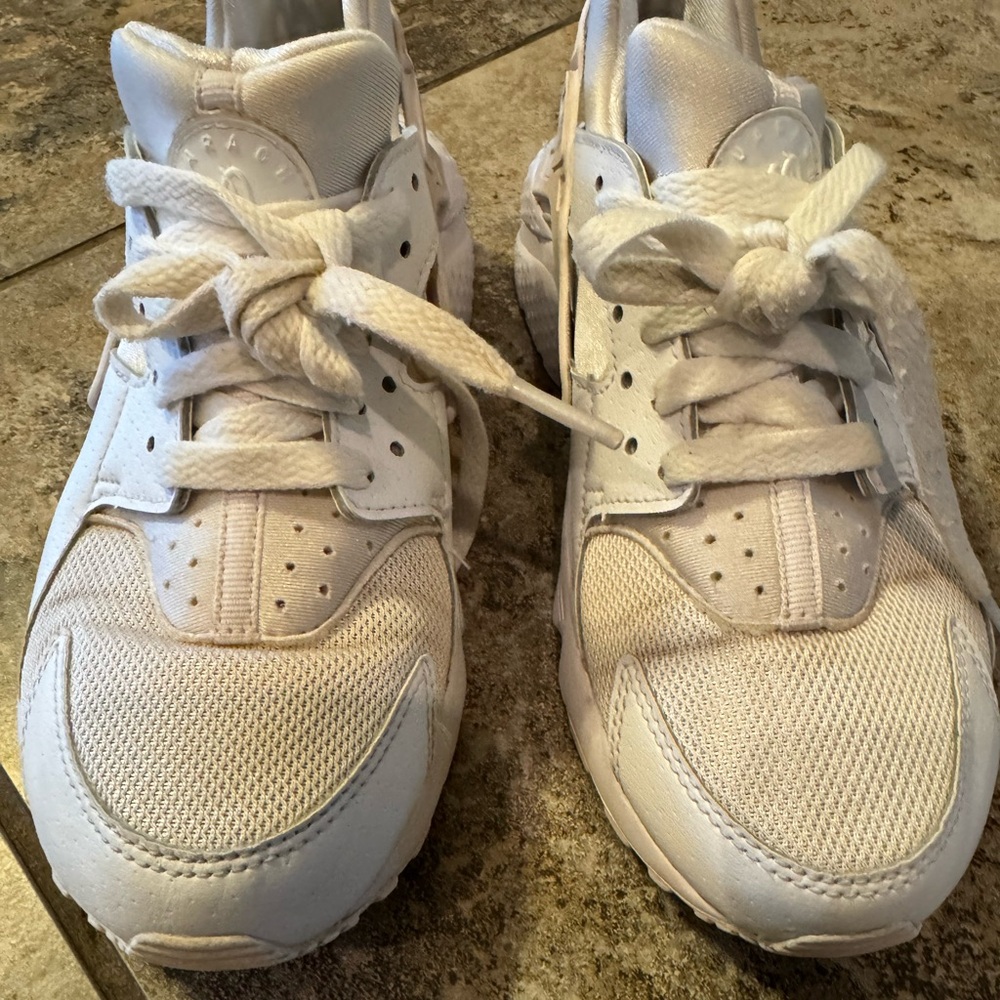 Nike Air Huarache Triple White Youth Sz 5Y women’s 6.5 athletic sports tennis